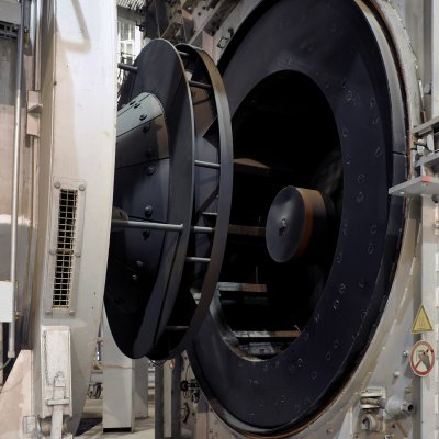 V otevřeném ventilátorovém mlýnu je vidět ventilátorové kolo s opancéřovanými lopatkami