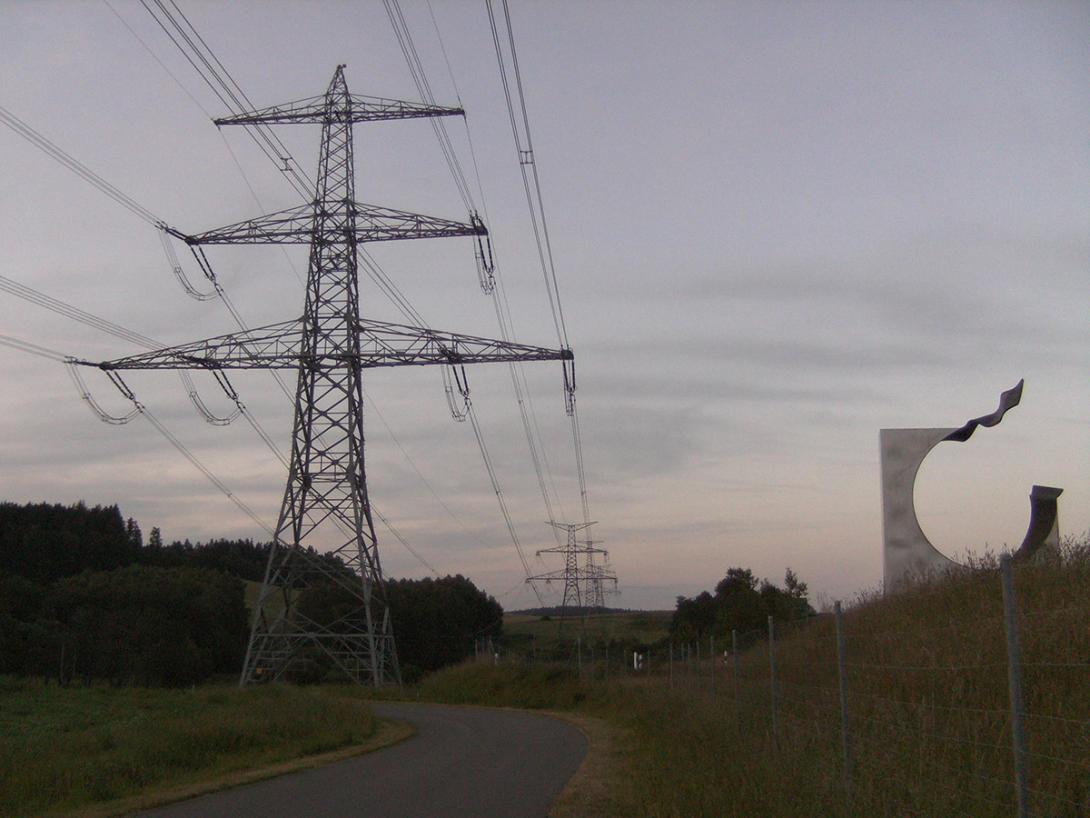 Na ukázce přeshraničního 400 kV vedení Etzenricht–Hradec (V441) je první stožár ještě v německém Waidhausu, druhý je již v českém Rozvadově (Zdroj: Wikipedia.org)
