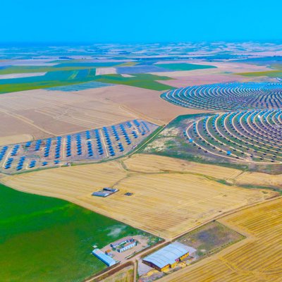 Sluneční termální elektrárna s centrální věží obklopenou zrcadlovými panely v Andalusii ve Španělsku využívá sluneční záření k výrobě alternativní obnovitelné zelené energie (Zdroj: © SHD / stock.adobe.com)