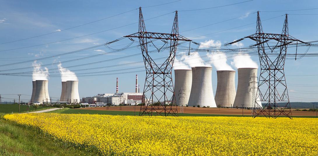 400 kV linky pro vyvedení výkonu z Jaderné elektrárny Dukovany (Zdroj: © Daniel Prudek / stock.adobe.com)
