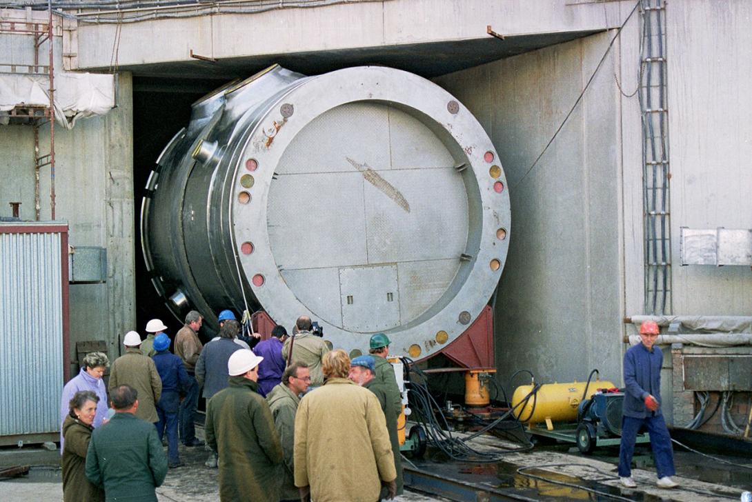 Složitý transport tlakové nádoby reaktoru do budovy hlavního výrobního bloku (Zdroj: ČEZ, a. s.)
