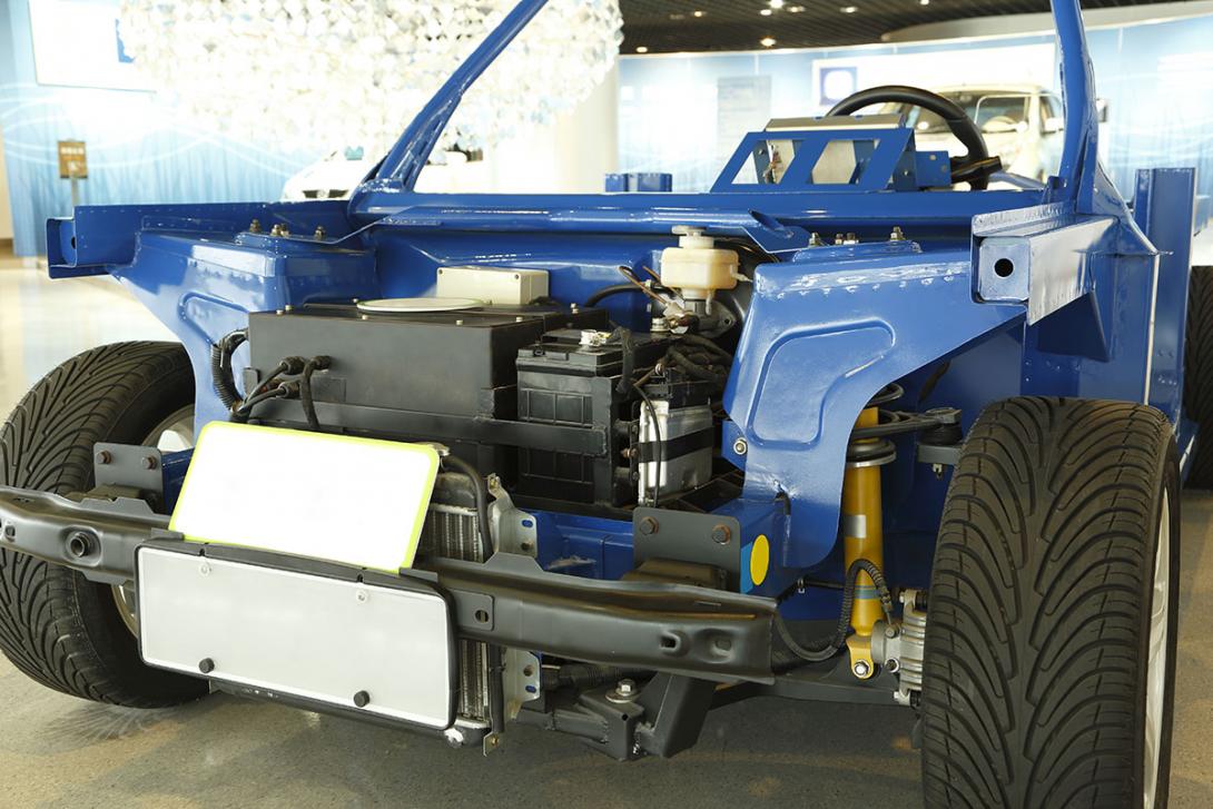 Motorový prostor automobilu na vodík skrývá baterii palivových článků – zdroje elektrické energie pro pohonné elektromotory (Zdroj: © Gang / stock.adobe.com)