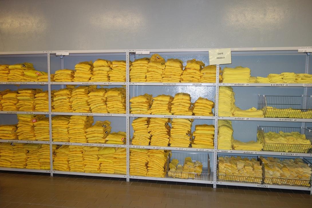 V prostoru nečisté šatny si musí zaměstnanci vybrat žluté oblečení, určené pro práci v kontrolovaném pásmu, a kompletně se do něj převléknout (Zdroj: ČEZ, a. s.)