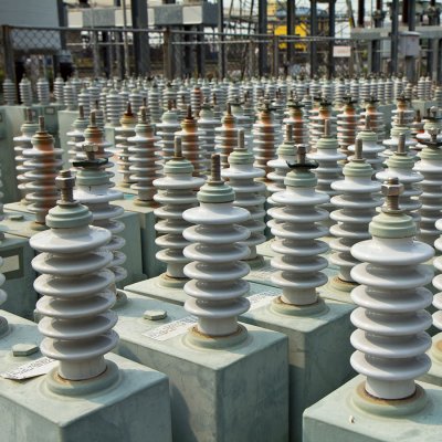 Skupina demontovaných kompenzačních kondenzátorů v elektrické rozvodně (Zdroj: © jakit17 / stock.adobe.com)