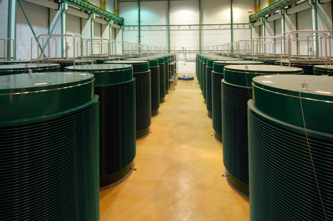 Ve skladu použitého paliva v JE Dukovany jsou kazety s použitým palivem uloženy ve speciálních kontejnerech typu CASTOR (Zdroj: ČEZ, a. s.)