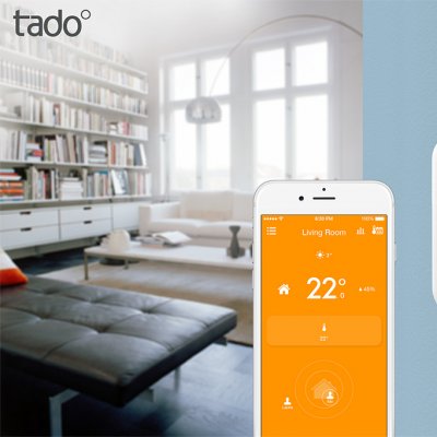 Chytrý termostat tado° na zdi obývacího pokoje a mobilní aplikace pro jeho nastavení a řízení (Zdroj: ČEZ, a. s.)