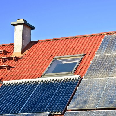Optimálním řešením energetické soběstačnosti je instalace solárních termálních i fotovoltaických panelů (Zdroj: © loraks / stock.adobe.com)