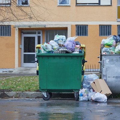 Tohle jistě není hezká vizitka žádného města, a proto musí být otázka odpadového hospodářství především v chytrých městech včas řešena (Zdroj: © Gudellaphoto / stock.adobe.com)