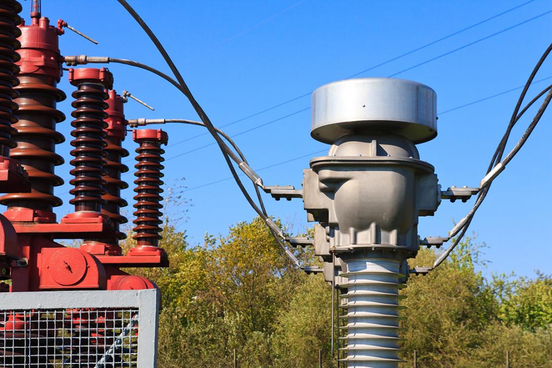 Horní části měřicích transformátorů proudu v rozvodně velmi vysokého napětí (Zdroj: © tosoth / stock.adobe.com)
