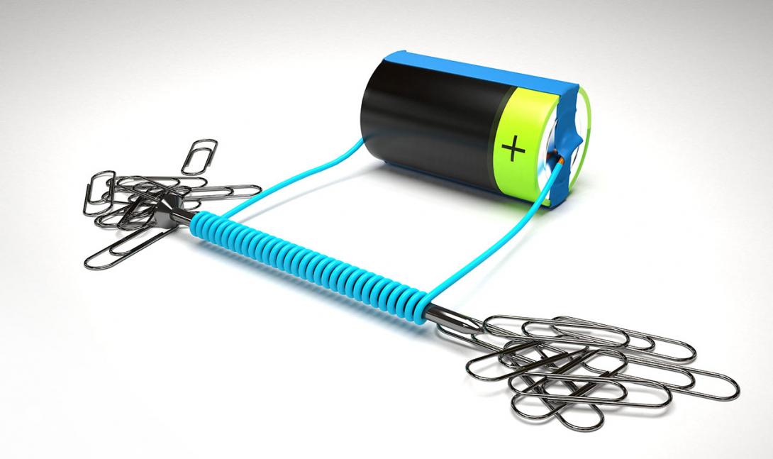 Pokud závitem teče stejnosměrný proud, železná tyčka uvnitř závitu se chová jako magnet (Zdroj: © harunyigit / stock.adobe.com)