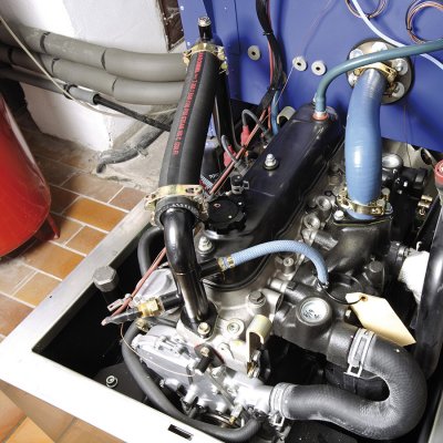 Odkrytá část s detailem spalovacího motoru malé kogenerační jednotky umístěné v suterénu bytového domu (Zdroj: © imageBROKER / stock.adobe.com)