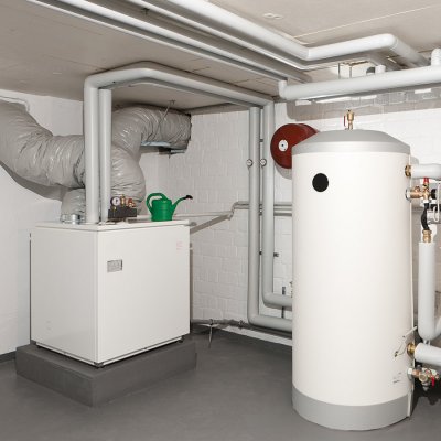 Zařízení tepelného čerpadla vzduch/voda se horkovodním zásobníkem (Zdroj: © Gerd / stock.adobe.com)