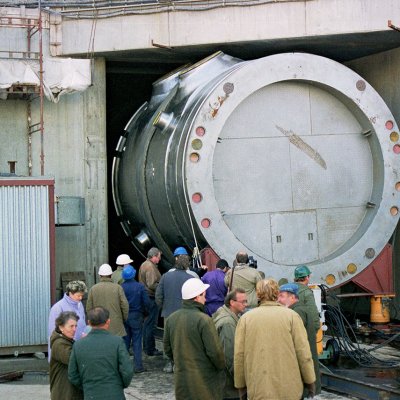 Transport tlakové nádoby reaktoru VVER 1000 do budovy reaktorovny při výstavbě Jaderné elektrárny Temelín (Zdroj: ČEZ, a. s.)