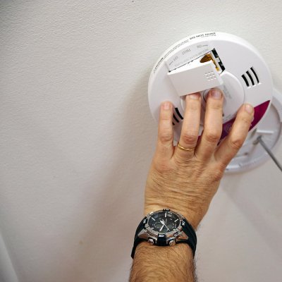 Instalace detektoru kouře v domácnosti (Zdroj: © savoieleysse / stock.adobe.com)