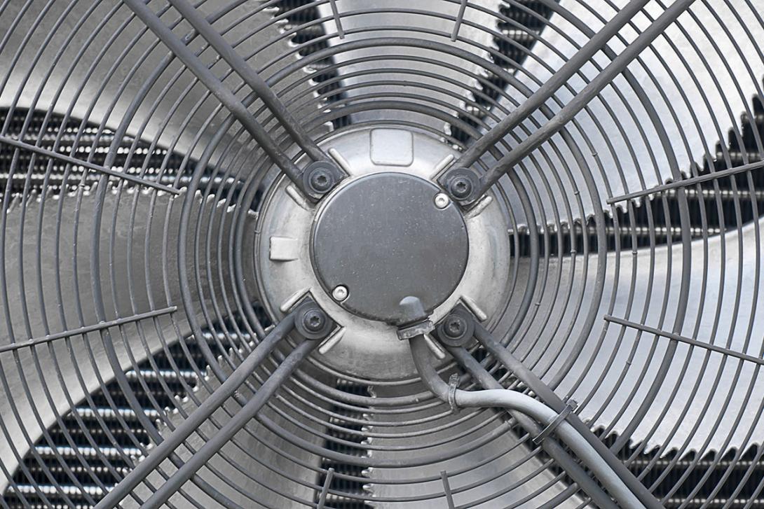 Nejtypičtější částí tepelného čerpadla vzduch/voda je pomaluběžný ventilátor, zajišťující proudění vzduchu přes velkoplošný výparník (Zdroj: © Calek / stock.adobe.com)