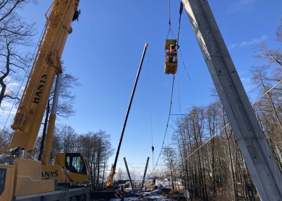 Stavbu horkovodu do Českých Budějovic provází instalace unikátního visutého mostu přes přírodní biotop