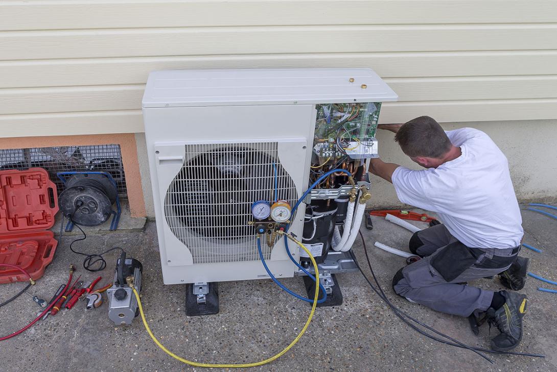 Instalace tepelného čerpadla vzduch/voda je rozumným, komfortním a efektivním řešením vytápění rodinných domů (Zdroj: © JPC-PROD / stock.adobe.com)