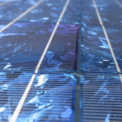 Většina fotovoltaických panelů je složena z polykrystalických křemíkových článků, na kterých jsou patrné barevné odstíny jednotlivých krystalů (Zdroj: © FotoKachna / stock.adobe.com)