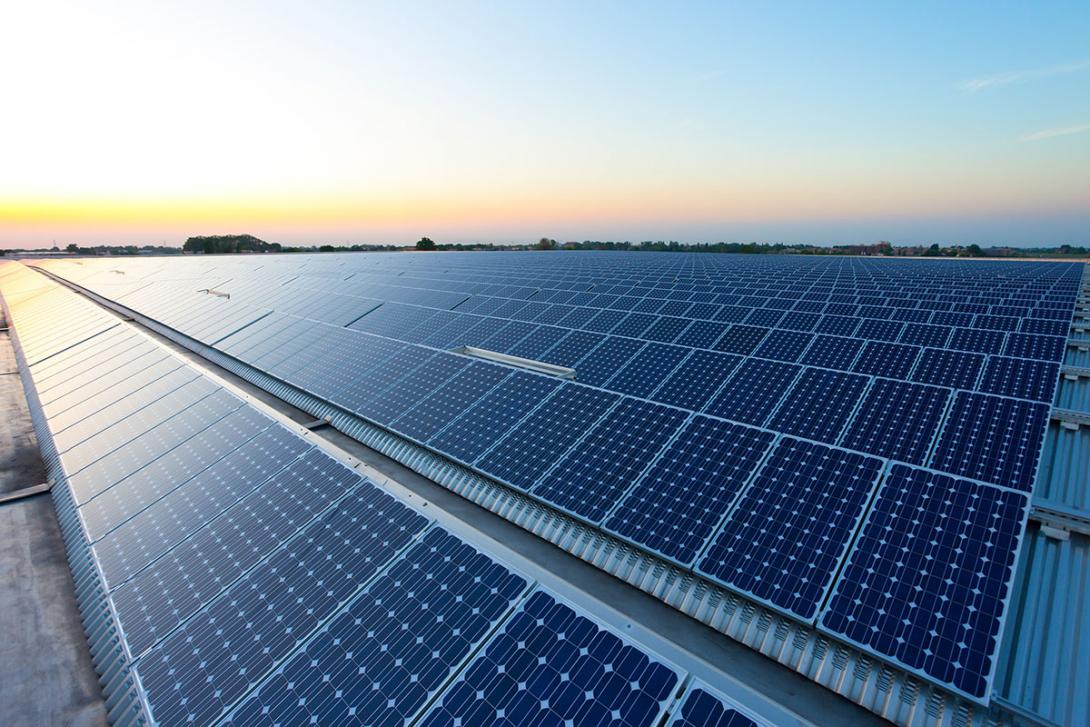 Na jedné straně fotovoltaické elektrárny je čistá elektrická energie bez potřeby paliva a emisí, na druhé poměrně velká plocha na jejich instalaci (Zdroj: © PriceM / stock.adobe.com)