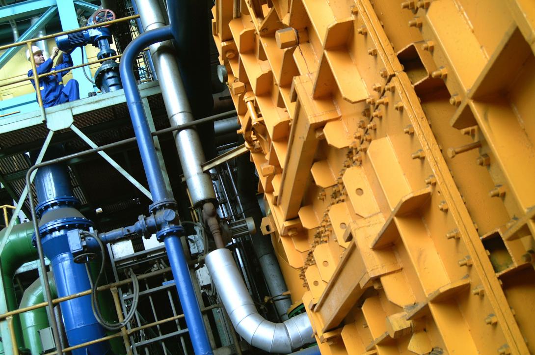 Žlutý vyztužený kryt vodní komory kondenzátoru turbíny ukrývá trubkovnici s teplosměnnými trubkami, kterými protéká chladicí voda (Zdroj: ČEZ, a.s.)