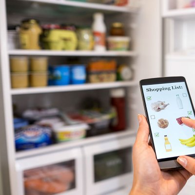 Chytrá lednice pomůže svému majiteli vytvořit pravidelný nákupní seznam a upozorní jej na prošlé potraviny (Zdroj: © ldprod / stock.adobe.com)
