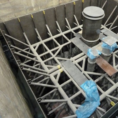 Vystuženým horním parním prostorem kondenzátoru procházejí potrubí parních odběrů pro NT regeneraci