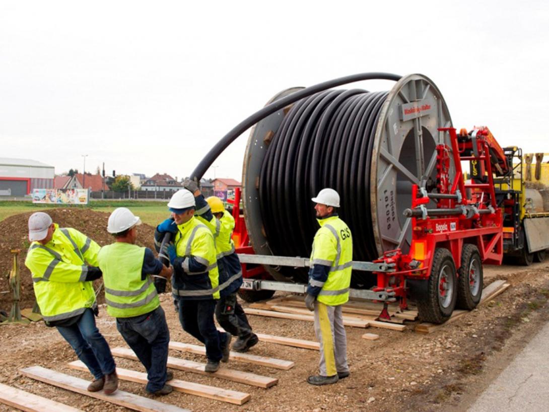 Odvíjení 110 kV kabelu z instalační cívky je náročná operace (Zdroj: ČEZ, a. s.)
