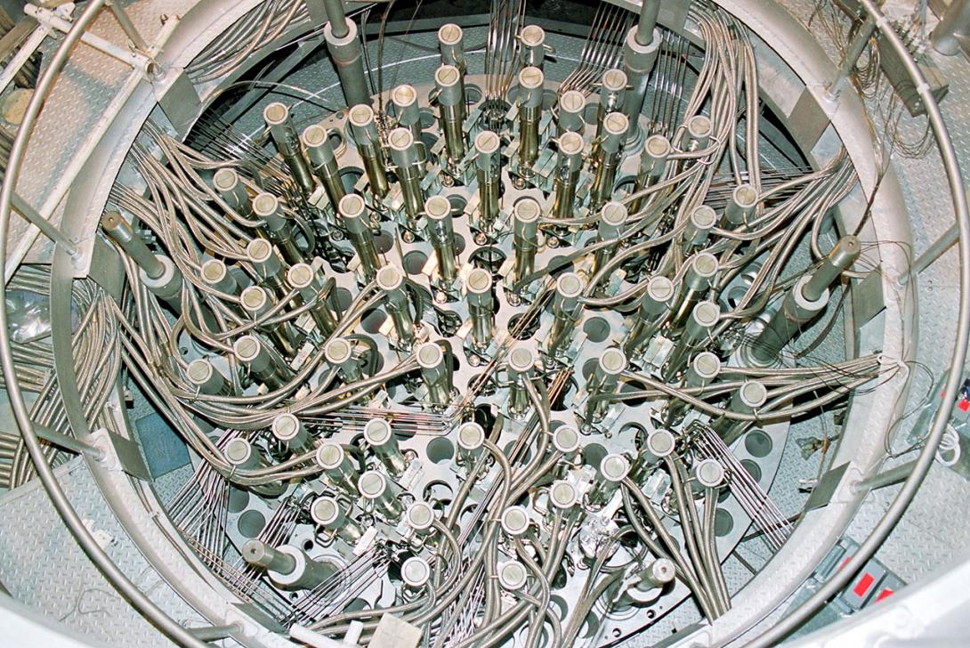 Vyvedení kabelů vnitroreaktorových měření z vrchní části horního bloku (Zdroj: ČEZ, a. s.)