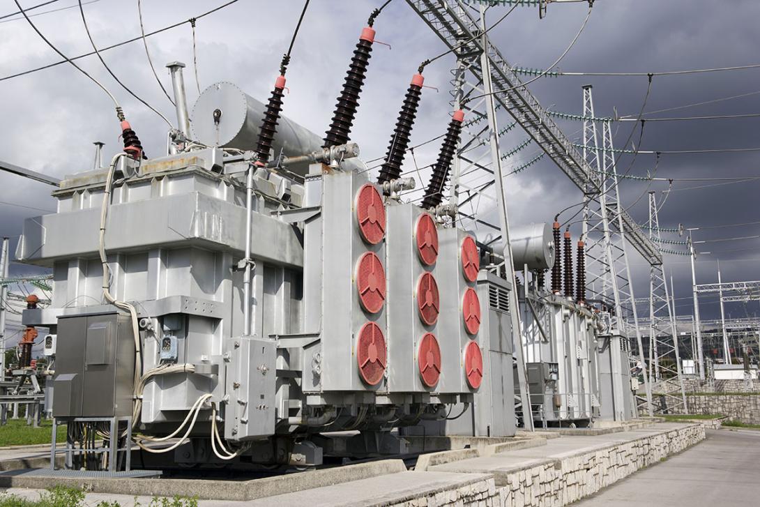 Velký třífázový výkonový transformátor propojující přenosovou a distribuční soustavu (Zdroj: © emel82 / stock.adobe.com)