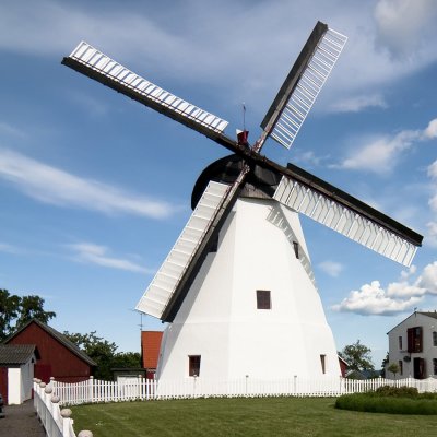 Osmiboký větrný mlýn stojící v rybářské vesnici Aarsdale, Dánsko. Je to jediný mlýn na ostrově pracující nepřetržitě od svého postavení v roce 1877 (Zdroj: © Almgren / stock.adobe.com)