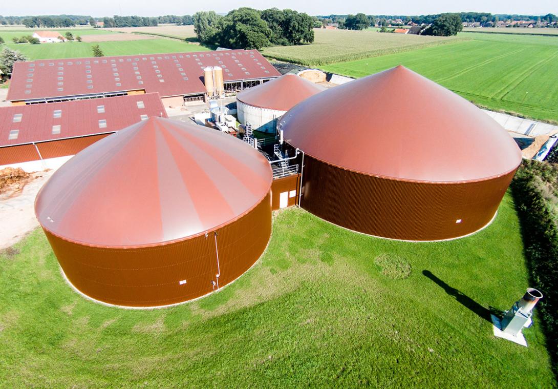 Bioplynové stanice jsou charakteristické svými kupolemi na kruhových fermentorech (Zdroj: © Countrypixel / stock.adobe.com)