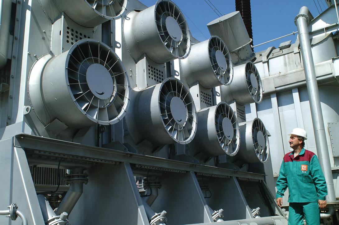 Ventilátory externích chladičů transformátorového oleje zajišťují optimální teplotu vinutí primárních a sekundárních cívek (Zdroj: ČEZ, a. s.)