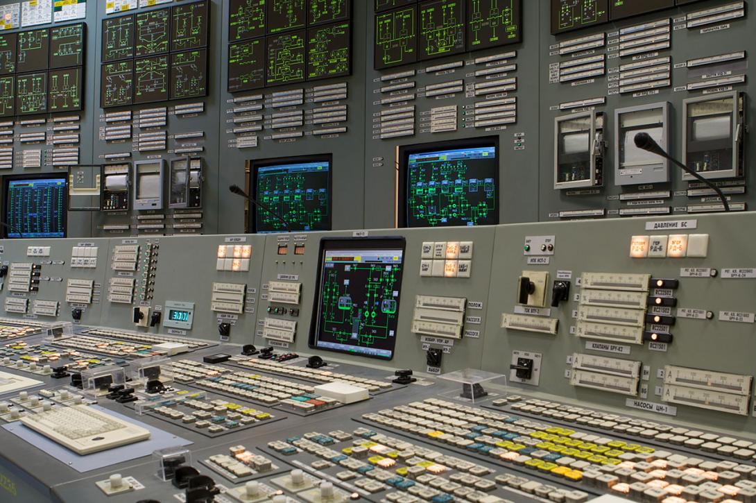 Ovládací panely starší jaderné elektrárny (Zdroj: © PozitivStudija / stock.adobe.com)