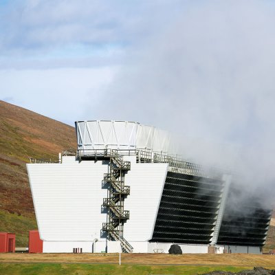 Chladicí věže geotermální elektrárny Krafla na Islandu (Zdroj: © dislentev / stock.adobe.com)
