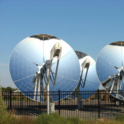 Skupinka parabolických solárních koncentračních jednotek se Stirlingovými motory (Zdroj: © jdoms / stock.adobe.com)