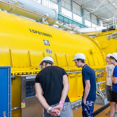 Obrovský elektrický generátor střídavého proudu zaujal studenty na exkurzi v Jaderné elektrárně Temelín