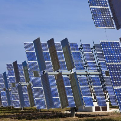 Pole fotovoltaických solárních panelů s odraznými plochami, které zvyšují jejich účinnost (Zdroj: © Darren Baker / stock.adobe.com)