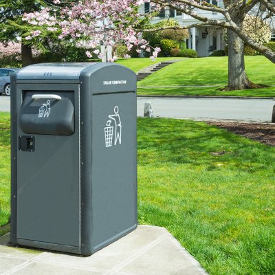 Chytrý odpadkový koš s kompresí odpadu, umístěný v oddychové zóně v parku (Zdroj: © dplett / stock.adobe.com)