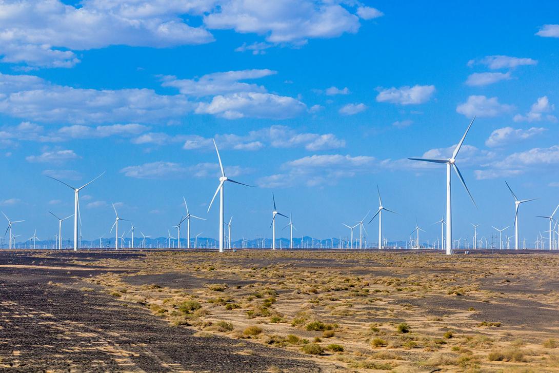 Větrná farma Gansu v Číně je skupinou velkých větrných farem, nacházejících se podél pouště Gobi, kde jsou extrémně silné větry (Zdroj: © Matyas Rehak / stock.adobe.com)