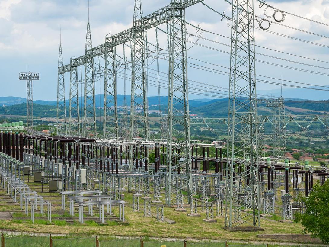 Velké uzly přenosové soustavy jsou na jedné straně napojeny na napěťovou úroveň 400 nebo 220 kV a na druhé straně napájí distribuční linky 110 kV (Zdroj: © deyana / stock.adobe.com)