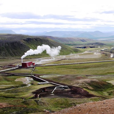 Jedna z největších islandských geotermálních elektráren Krafla s výkonem 60&nbsp;MW se nachází poblíž stejnojmenného vulkánu a jezera Mývath (Zdroj: © Pascal06 / stock.adobe.com)