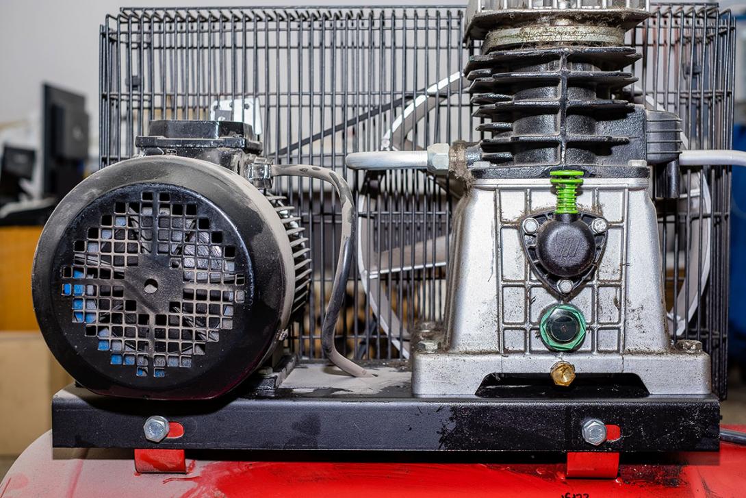 Pro skladování energie stlačeným vzduchem jsou nutné podobné elektricky poháněné kompresorové jednotky, ale podstatně větších výkonů (Zdroj: © Михаил Сидоров / stock.adobe.com)