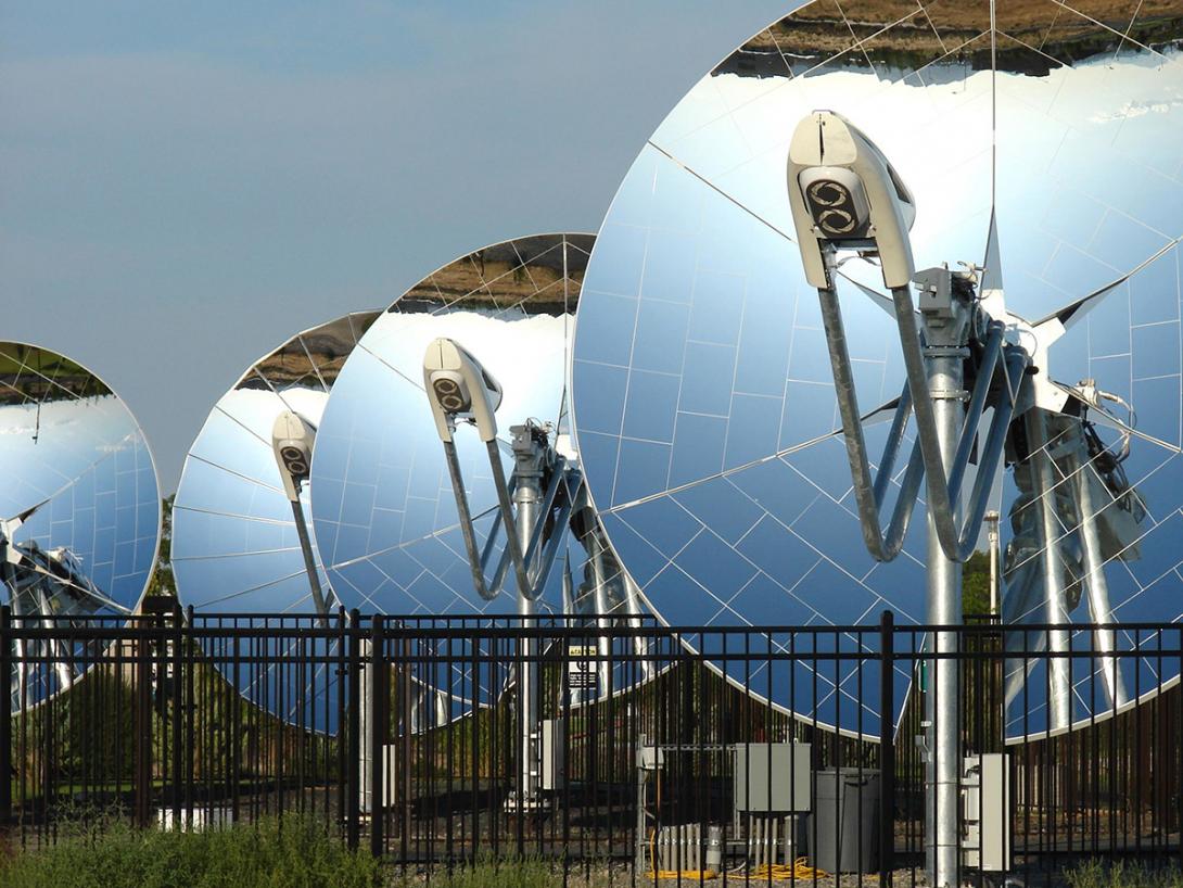 Skupina parabolických solárních koncentrátorů se Stirlingovými motory v ohnisku (Zdroj: © jdoms / stock.adobe.com)
