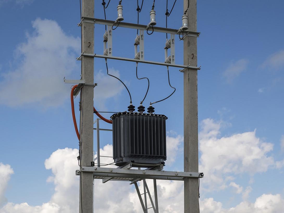 Distribuční transformátor měnící vysoké napětí na úroveň nízkého napětí 400 V je umístěn na dvou betonových sloupech (Zdroj: © Александр Овсянников / stock.adobe.com)