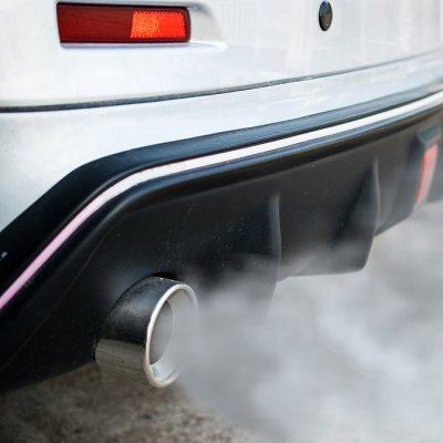 Ke zhoršení kvality ovzduší přispívá kromě lokálního topení a průmyslu stále hustější individuální a nákladní doprava (Zdroj: © olando / stock.adobe.com)