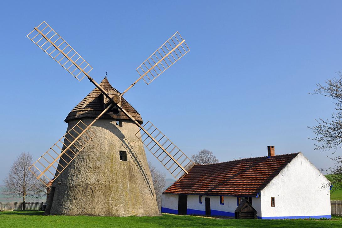 Rekonstruovaný větrný mlýn v Kuželově je Národní kulturní památkou v okrese Hodonín (Zdroj: © gallas / stock.adobe.com)