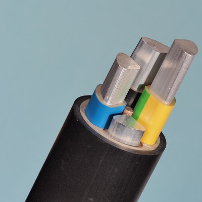 Nízkonapěťový čtyřžilový elektrický kabel s plnými hliníkovými vodiči (Zdroj: © Stringer Image / stock.adobe.com)