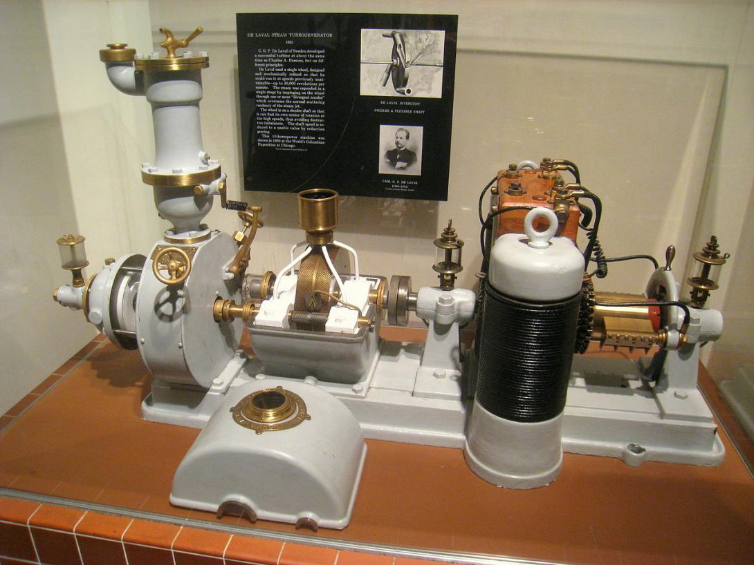Turbogenerátor s Lavalovou turbínou a převodovkou z roku 1893 vystavený v Národním muzeu americké historie ve Washingtonu měl výkon 10 koňských sil (Zdroj: Wikipedia.org)