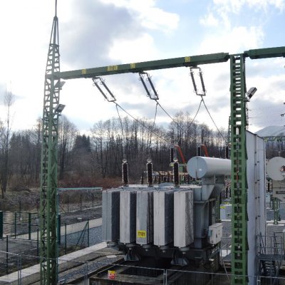 Dva distribuční transformátory 110 kV v rekonstruované rozvodně ve Frýdlantu nad Ostravicí zabezpečují kvalitu dodávek elektřiny do podbeskydských měst a obcí (Zdroj: ČEZ, a. s.)