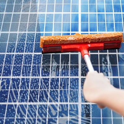 Ruční nebo strojní čištění povrchu krycích skel panelů patří mezi pravidelné činnosti údržby fotovoltaických elektráren (Zdroj: © Andrey Popov / stock.adobe.com)